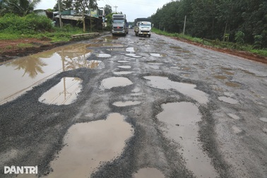Người dân than trời vì đường nối Tây Nguyên - TPHCM tan hoang "ổ gà, ổ voi"