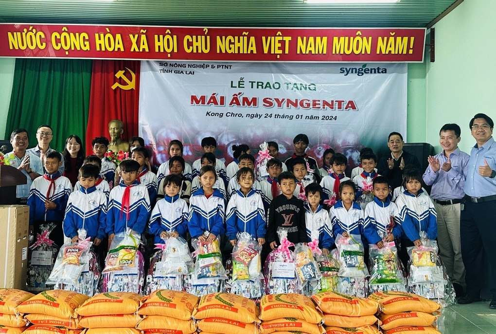 Mang mái ấm Syngenta đến với nông dân khó khăn dịp Tết - 3 Mang mái ấm Syngenta đến với nông dân khó khăn dịp Tết - 3