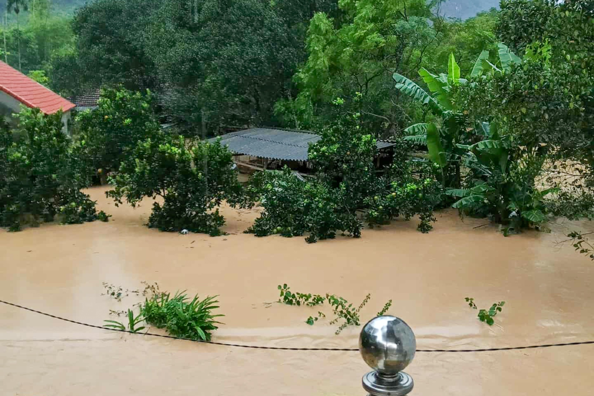 Mưa lũ cuồn cuộn đổ về, nhiều nơi ở Lạng Sơn chìm trong biển nước - 8