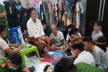 Tạm giữ hình sự 19 con bạc, thu giữ gần 500 triệu đồng