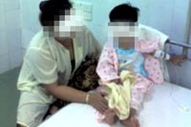 Cứu sống cháu bé bị mẹ ép uống thuốc diệt chuột