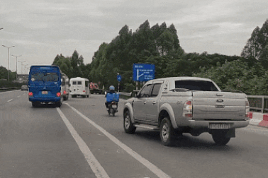 Xe bán tải nhận kết "đắng" khi đi vào làn xe máy trên cầu Thanh Trì