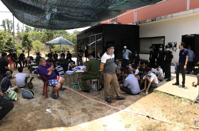 Triệt phá trường gà bên trong biệt thự vườn tại Huế - Ảnh 4.