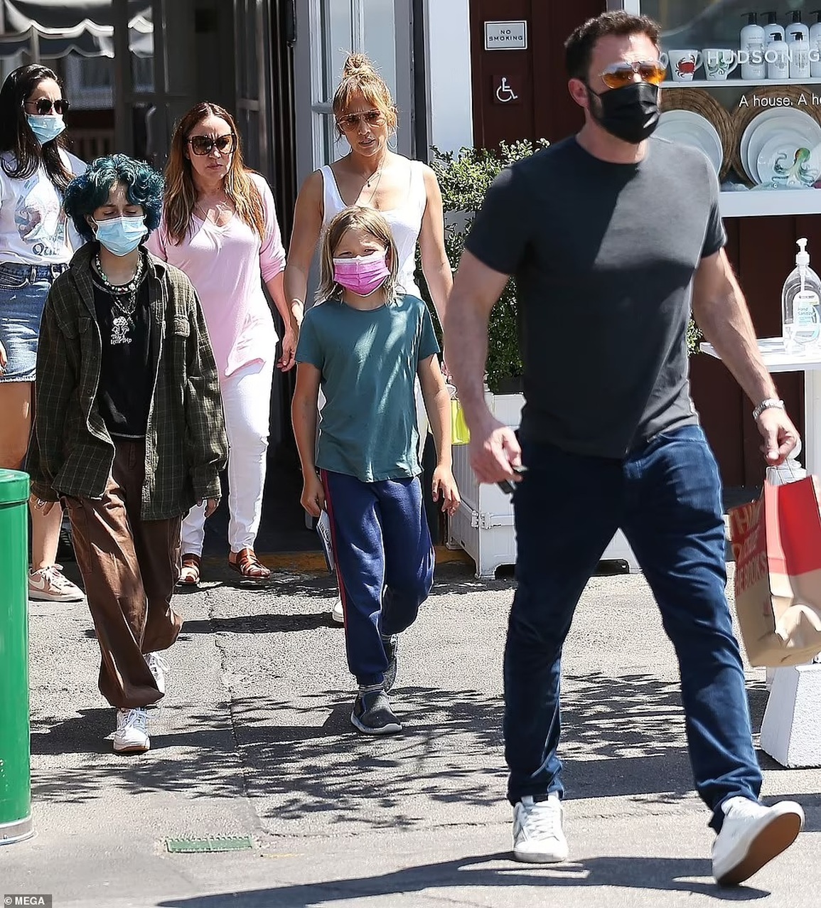 Biệt thự 50 triệu USD sắp trở thành tổ ấm của Jennifer Lopez và Ben Affleck - 14 Biệt thự 50 triệu USD sắp trở thành tổ ấm của Jennifer Lopez và Ben Affleck - 14