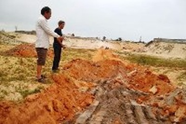 Thu hồi giấy phép của mỏ cát xới tung mồ mả người chết