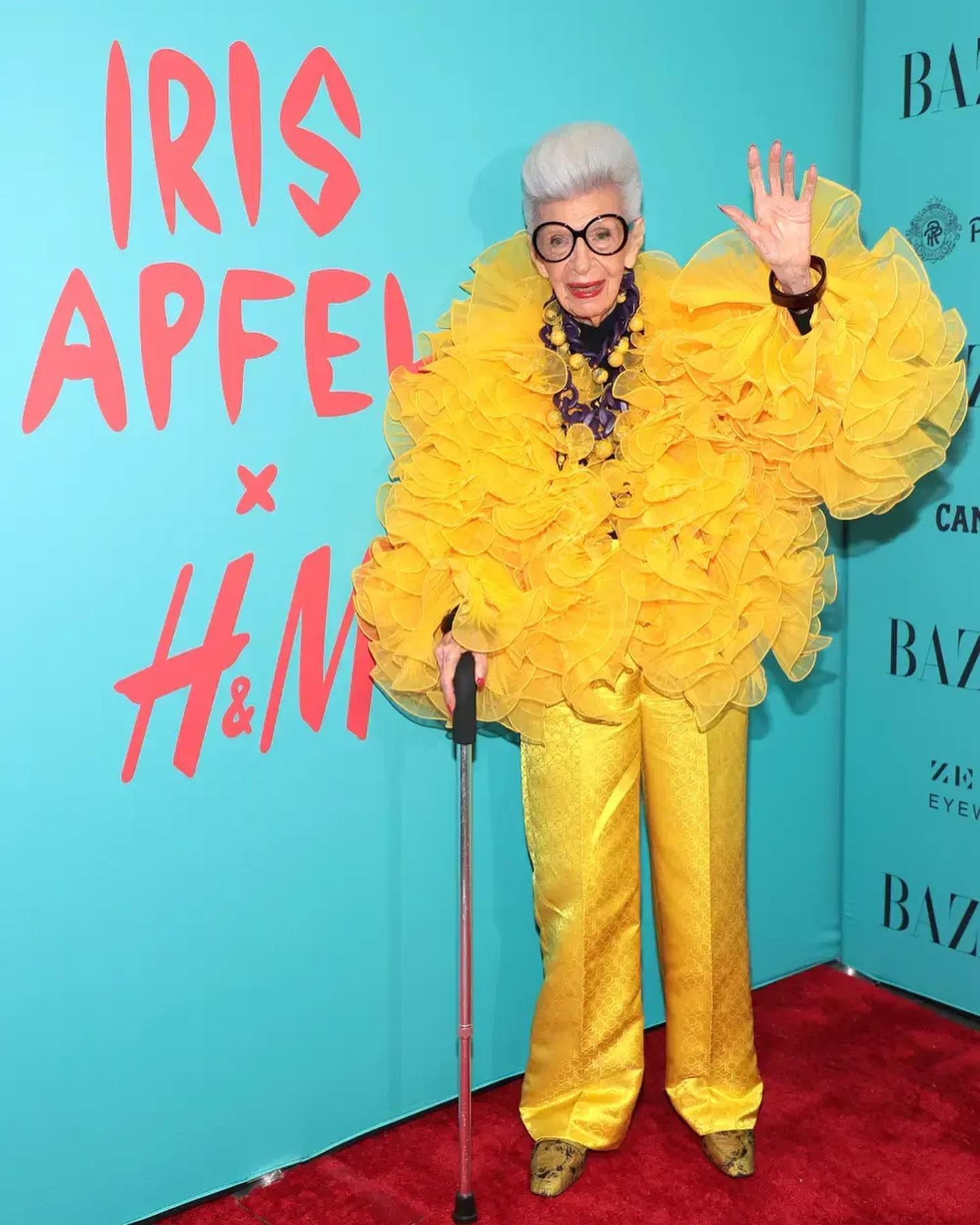 តារាបង្ហាញម៉ូតពិភពលោក Iris Apfel បានទទួលមរណភាពក្នុងអាយុ ១០២ - ២ ឆ្នាំ។ Biểu tượng thời trang thế giới Iris Apfel qua đời ở tuổi 102 - 2
