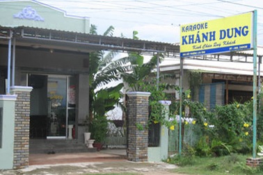 Tước quân tịch cảnh sát gí súng vào đầu bạn gái vì ghen