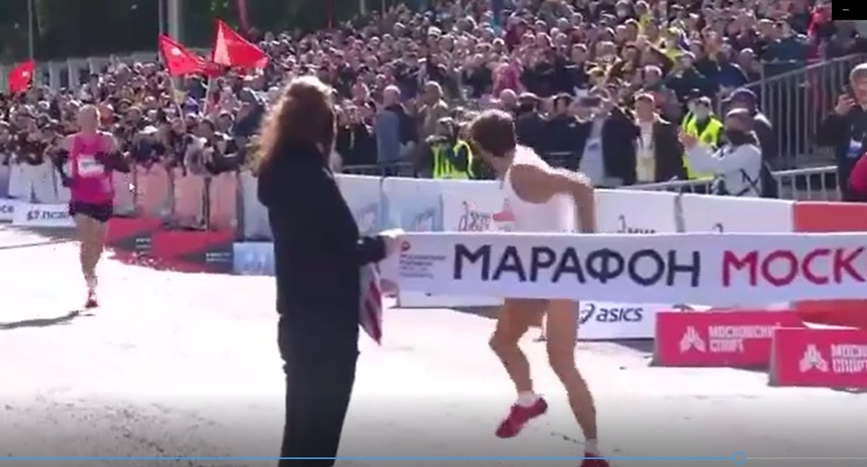 Nhà vô địch marathon đứng lại vạch đích để sỉ nhục đối thủ - 1 Nhà vô địch marathon đứng lại vạch đích để sỉ nhục đối thủ - 1