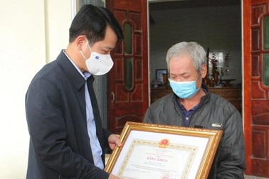 Thanh Hóa tặng bằng khen cho "người hùng" lao vào đám cháy cứu bé gái