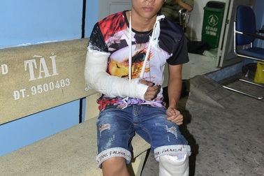 Nhóm côn đồ vác mã tấu truy sát... nhầm "con nợ", 3 người trọng thương