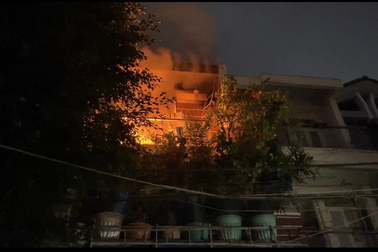 Giải cứu người phụ nữ trong căn nhà bốc cháy ở TPHCM