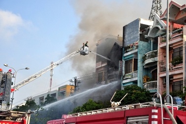 Hơn 100 chiến sĩ tham gia chữa cháy ngôi nhà 4 tầng