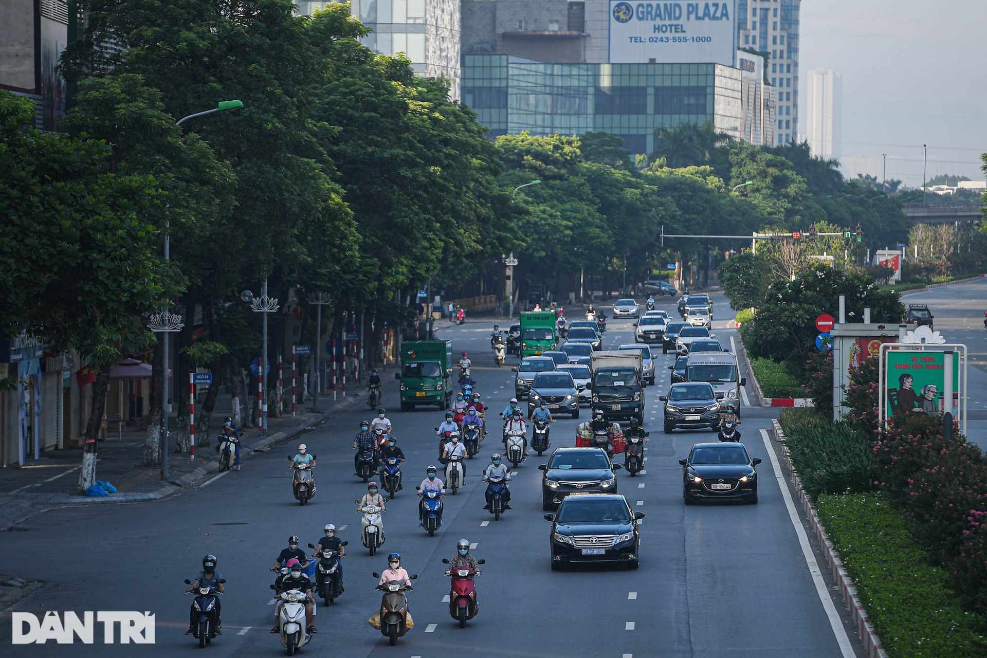 Nhiều tuyến đường Hà Nội đông đúc xe cộ ngày đầu tuần - 5 Nhiều tuyến đường Hà Nội đông đúc xe cộ ngày đầu tuần - 5