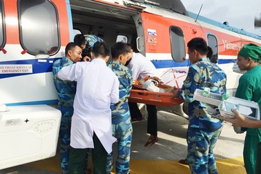 Ngư dân bị nạn ngoài khơi được cấp cứu bằng máy bay