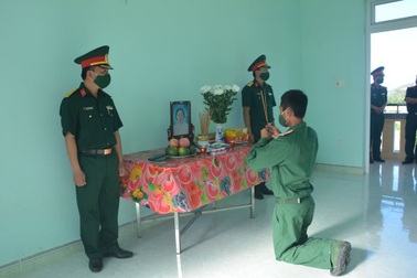 Chiến sĩ trẻ không thể về nhà chịu tang mẹ vì Covid-19