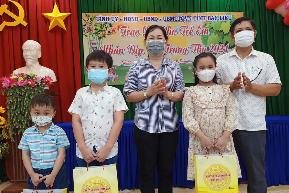 Vắng ba mẹ nhưng nay em được nhận quà trung thu, vui lắm! - 2 Vắng ba mẹ nhưng nay em được nhận quà trung thu, vui lắm! - 2