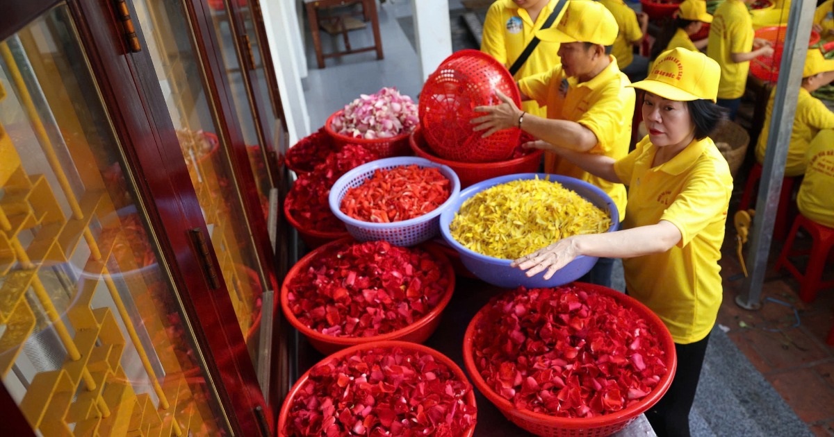 Cận cảnh quá trình nấu 9 loại hoa tắm tượng Bà Chúa Xứ núi Sam