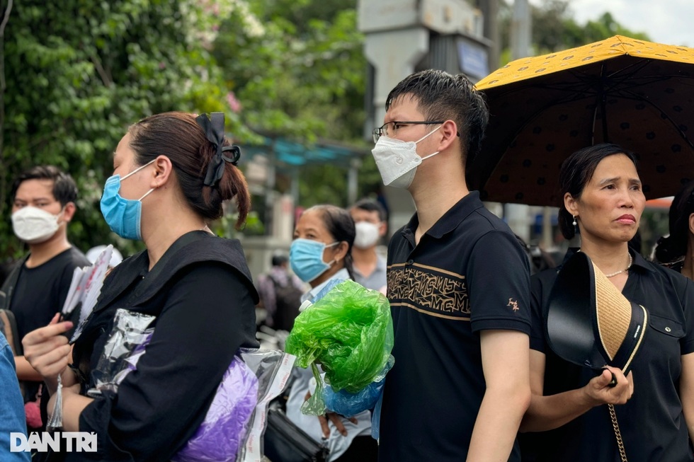 Cô gái Lào đi xe máy từ Quảng Ninh tới Hà Nội tiễn đưa Tổng Bí thư - 4 Cô gái Lào đi xe máy từ Quảng Ninh tới Hà Nội tiễn đưa Tổng Bí thư - 4