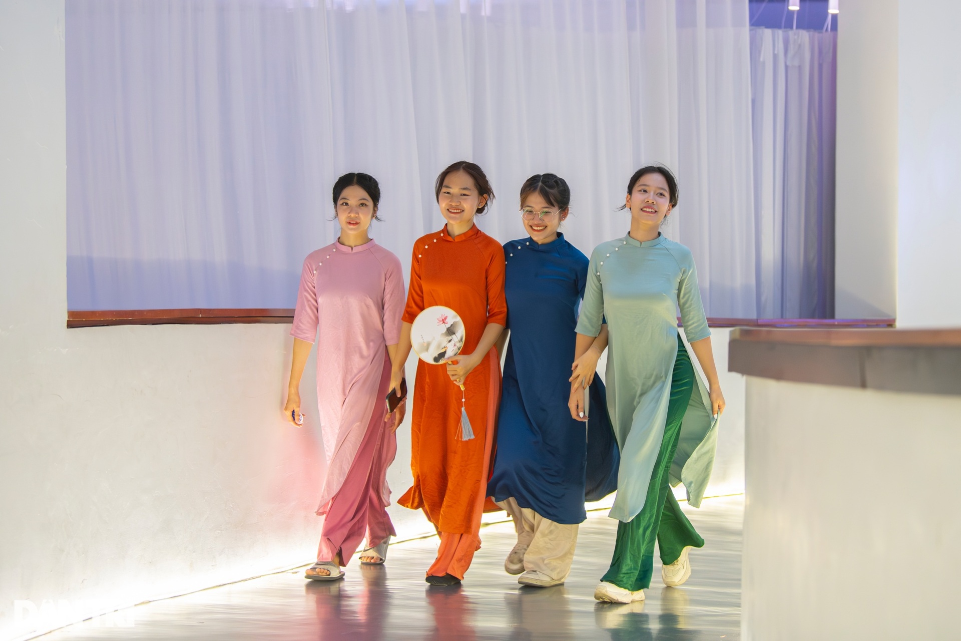 Giới trẻ thích thú mặc áo ngũ thân, tham quan bảo tàng nghìn tỷ tại Hà Nội - 9 Giới trẻ thích thú mặc áo ngũ thân, tham quan bảo tàng nghìn tỷ tại Hà Nội - 9
