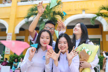 Khoảnh khắc nữ sinh Trưng Vương tinh khôi, rạng rỡ trong lễ trưởng thành