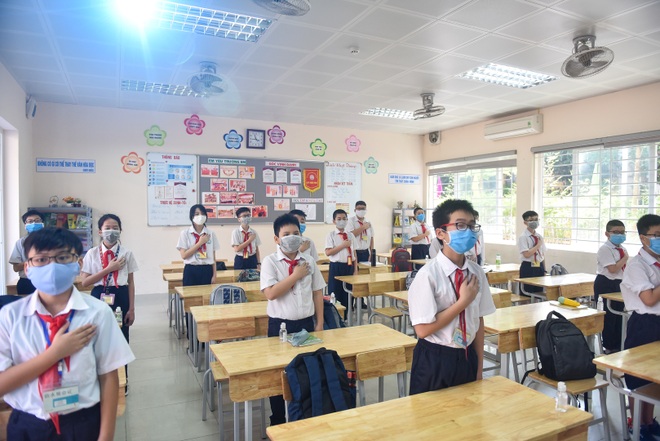 Tiết học đầu tiên giàu cảm xúc của học sinh Hà Nội sau 3 tháng nghỉ dịch - 7 Tiết học đầu tiên giàu cảm xúc của học sinh Hà Nội sau 3 tháng nghỉ dịch - 7
