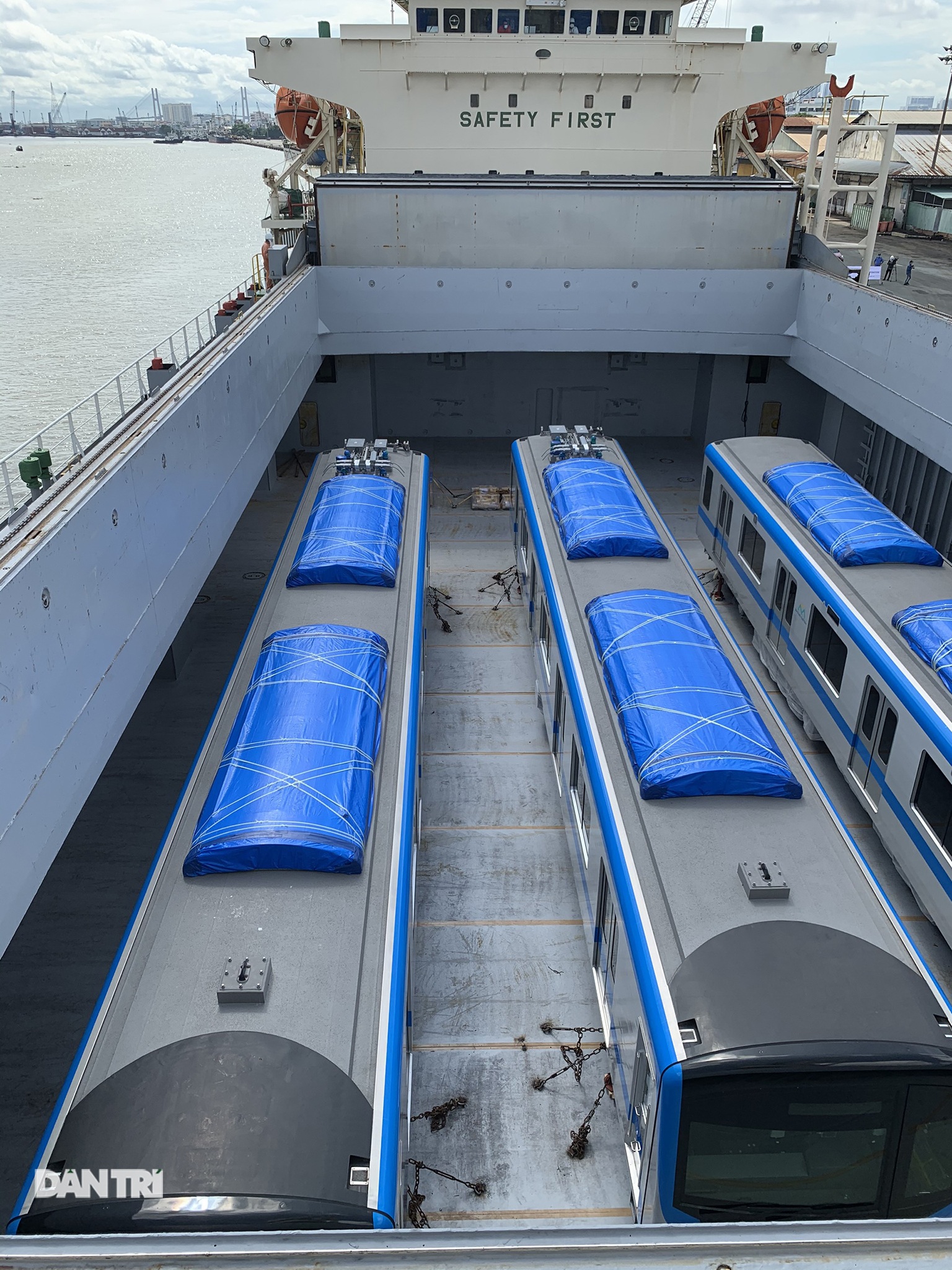 Đoàn tàu metro số 1 được xếp dỡ như thế nào? - 3 Đoàn tàu metro số 1 được xếp dỡ như thế nào? - 3
