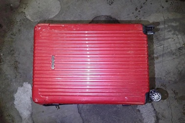 Chiếc vali màu đỏ đặt cạnh rãnh thoát nước chứa bí mật gây chấn động