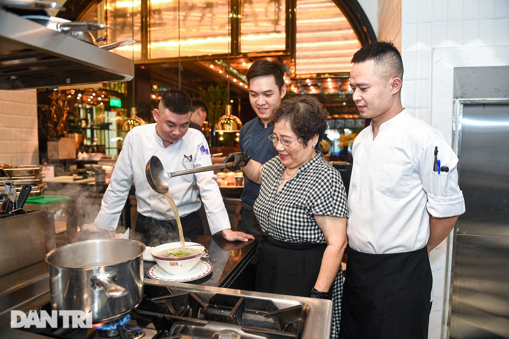 Chửi khách như con là lối ứng xử méo mó, không phải phong cách người Hà Nội - 2 Chửi khách như con là lối ứng xử méo mó, không phải phong cách người Hà Nội - 2