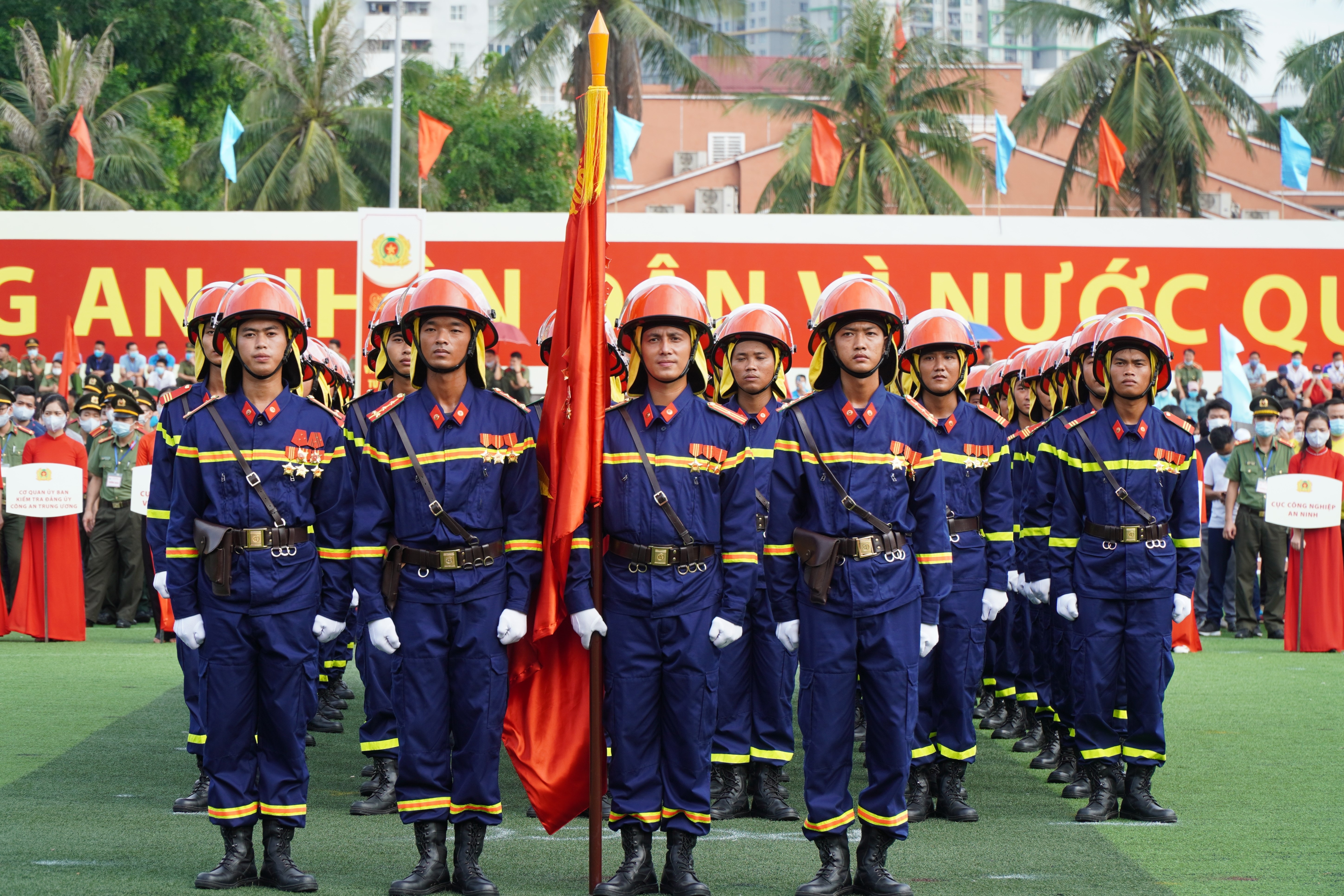 Hàng trăm nữ cảnh sát diễu binh, diễu hành tại Hà Nội - 13 Hàng trăm nữ cảnh sát diễu binh, diễu hành tại Hà Nội - 13