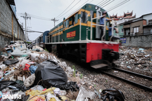 Rác thải bủa vây tuyến đường sắt nội đô TPHCM