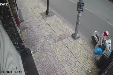 Người phụ nữ vứt rác thiếu ý thức khiến dân mạng bức xúc