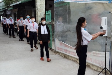 Thận trọng vì dịch, học sinh xếp hàng, phân làn vào trường học trực tiếp