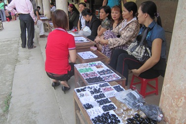 Đột nhập "chợ đá quý" bán... như rau ở Việt Nam