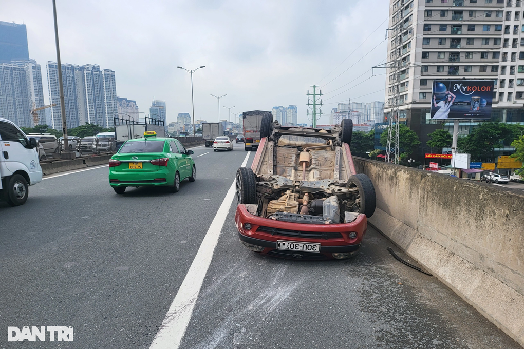 Ô tô phơi bụng ở đường trên cao sau cú đâm va với xe tải - 1 Ô tô phơi bụng ở đường trên cao sau cú đâm va với xe tải - 1
