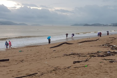 Nha Trang: Bãi biển bị rác từ thượng nguồn "tấn công" sau mưa lũ