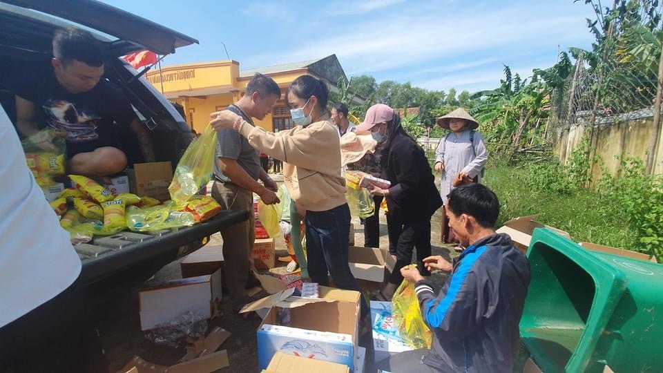 Hàng trăm đoàn thiện nguyện hướng về Quảng Bình, cứu trợ người dân vùng lũ - 7 Hàng trăm đoàn thiện nguyện hướng về Quảng Bình, cứu trợ người dân vùng lũ - 7