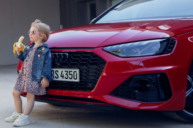 Audi gỡ bỏ quảng cáo có hình ảnh bé gái ăn chuối vì bị phê bình nhạy cảm