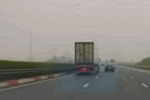 Ô tô con tạt đầu xe container gây tai nạn, nghi do tài xế ngủ gật