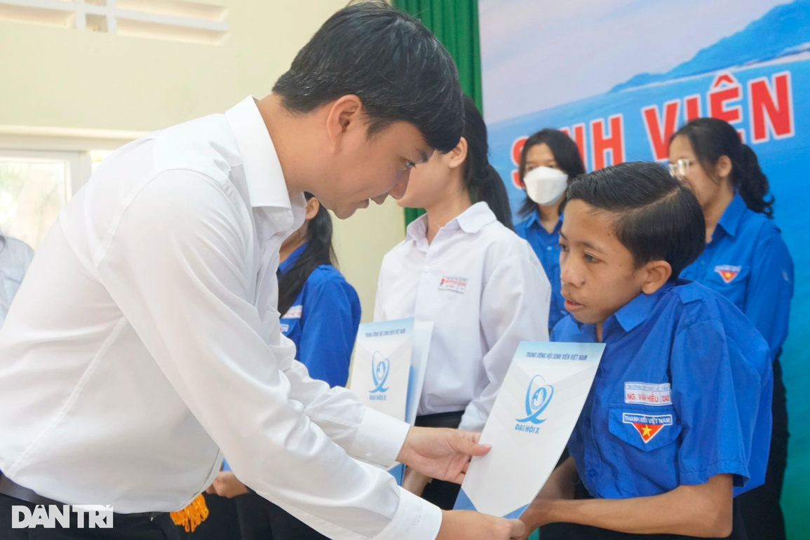 Truyền tình yêu biển, đảo Tổ quốc đến học sinh, sinh viên - 5 Truyền tình yêu biển, đảo Tổ quốc đến học sinh, sinh viên - 5
