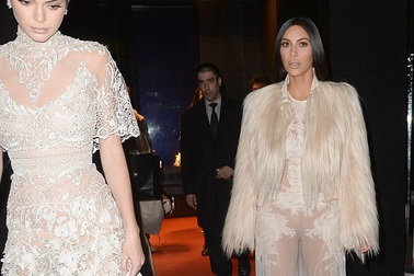 Chị em cô Kim mặc váy siêu hở đi đóng vai phụ