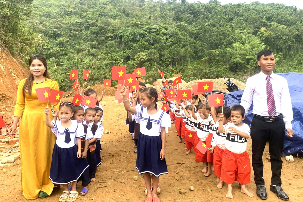Quảng Nam: Học sinh Nam Trà My đi chân trần dự khai giảng năm học mới - 1 Quảng Nam: Học sinh Nam Trà My đi chân trần dự khai giảng năm học mới - 1