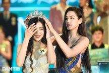 Hoa hậu Đỗ Thị Hà trao vương miện cho nữ sinh Đại học Kinh tế Quốc dân