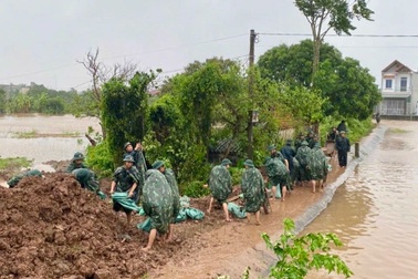 Nước tràn qua bờ bao cống, xã di dời 42 hộ dân đến nơi an toàn