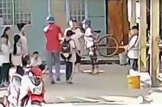 Cặp vợ chồng đang kéo hai nam sinh trong sân trường, chiều 16/1/2022. Ảnh: Cắt từ video