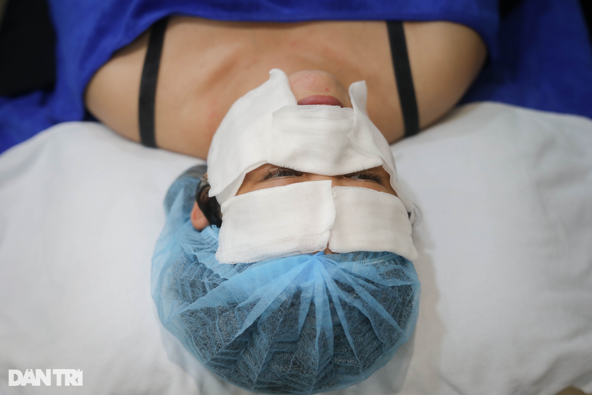 Nahaufnahme der Injektion, die die Jugend einer Frau in ihren 40ern zurückhält - 9 Cận cảnh mũi tiêm níu lại tuổi thanh xuân của người phụ nữ U40 - 9