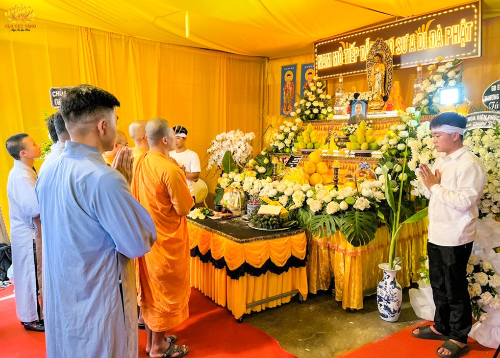 Tang lễ ca nương Tú Thanh: Mẹ nhắn gửi từ xa, cô giáo và bạn học khóc nghẹn - 2 Tang lễ ca nương Tú Thanh: Mẹ nhắn gửi từ xa, cô giáo và bạn học khóc nghẹn - 2