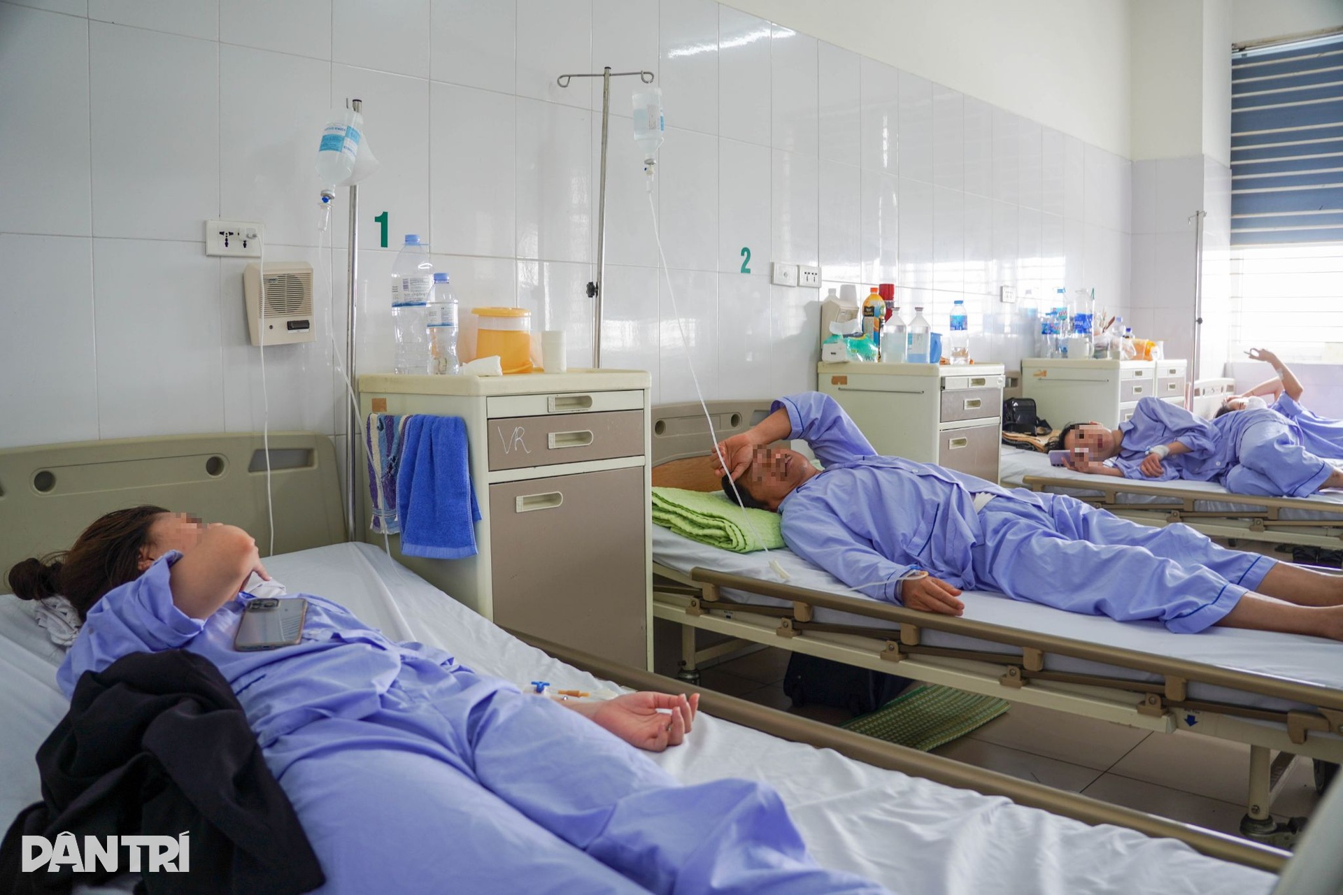 Tuyến cuối chữa sốt xuất huyết: Chạy đua cứu bệnh nhân cô đặc máu - 12 Tuyến cuối chữa sốt xuất huyết: Chạy đua cứu bệnh nhân cô đặc máu - 12