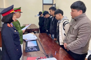 Khởi tố 6 đối tượng ném vỏ chai khiến thanh niên 17 tuổi chấn thương sọ não