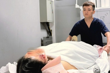 Người phụ nữ mắc kẹt dưới gầm xe buýt bị gãy xương