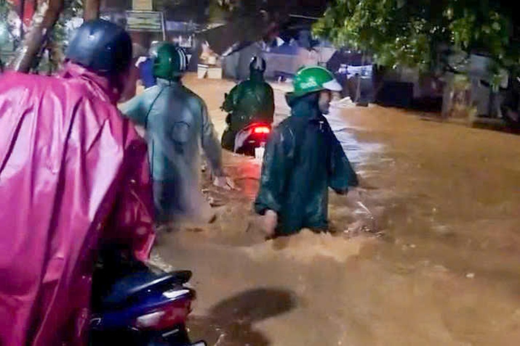 Người đàn ông bị cuốn xuống kênh thoát nước chảy xiết ở Đà Nẵng - 2 Người đàn ông bị cuốn xuống kênh thoát nước chảy xiết ở Đà Nẵng - 2